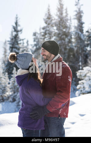 Paare, die in der verschneiten Landschaft Stockfoto