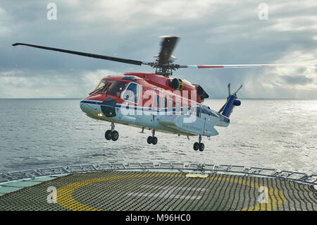 Ein S92 Hubschrauber von CHC Helicopter Services Landung auf einer seismischen Schiff während einer Schneegestöber in der norwegischen Nordsee. Stockfoto