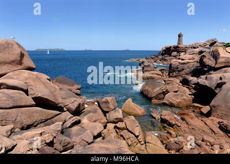 Das ruz Leuchtturm auf der berühmten rosa Granit Küste (Côte de Granit Rose in französischer Sprache) bei Ploumanac'h, Dorf in der Gemeinde Trégastel Frankreich Stockfoto