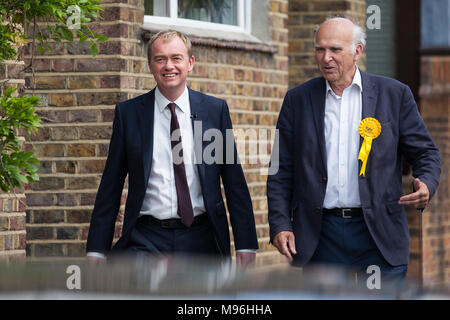 Twickenham, UK. 7. Juni 2017. Tim Farron, Liberaldemokraten, Vince Cable begleitet lokale Kandidaten am letzten Tag vor der t Kampagnen Stockfoto