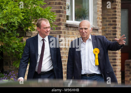 Twickenham, UK. 7. Juni 2017. Tim Farron, Liberaldemokraten, Vince Cable begleitet lokale Kandidaten am letzten Tag vor der t Kampagnen Stockfoto