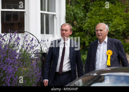 Twickenham, UK. 7. Juni 2017. Tim Farron, Liberaldemokraten, Vince Cable begleitet lokale Kandidaten am letzten Tag vor der t Kampagnen Stockfoto