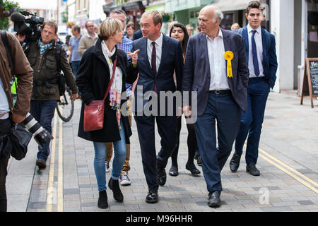 Twickenham, UK. 7. Juni 2017. Tim Farron, Liberaldemokraten, Vince Cable begleitet lokale Kandidaten am letzten Tag vor der t Kampagnen Stockfoto