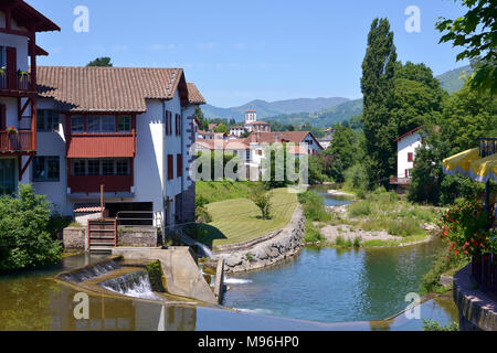 Fluss Nive in Saint-Jean-Pied-de-Port ist eine französische Gemeinde im Departement Pyrénées-Atlantiques im Südwesten Frankreichs Stockfoto