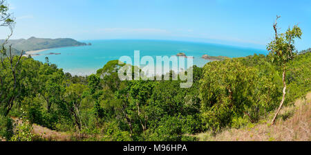 Blick auf Cape Hillsborough mit Keil Insel und Riff in Cape Hillsborough National Park in Queensland, Australien. Stockfoto