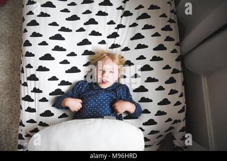 Mädchen mit auf dem Bett mit Cloud Aufkleber Stockfoto