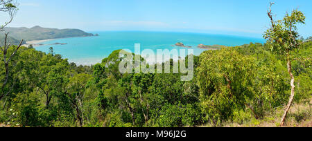 Blick auf Cape Hillsborough mit Keil Insel und Riff in Cape Hillsborough National Park in Queensland, Australien. Stockfoto