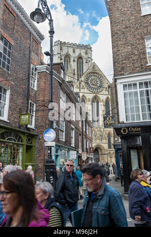 Geschäfte in Minster Gate und Stonegate, York, York Minster im Hintergrund. Yorkshire UK Stockfoto