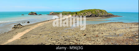 Keil Insel und Riff in Cape Hillsborough National Park in Queensland, Australien. Stockfoto