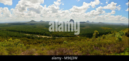 Panoramablick auf den Glass House Mountains über Kiefernwald in Queensland, Australien. Stockfoto