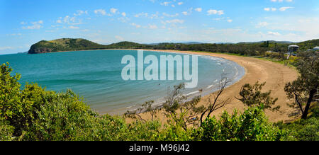Blick über Kemp Strand in Richtung Bluff Point in Capricorn Coast National Park in Queensland, Australien. Stockfoto