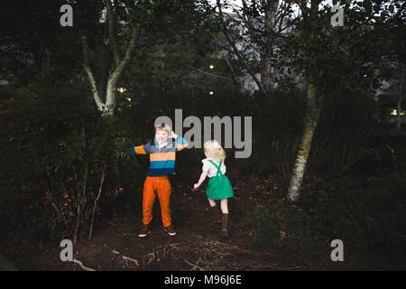 Zwei Kinder spielen im Wald Stockfoto