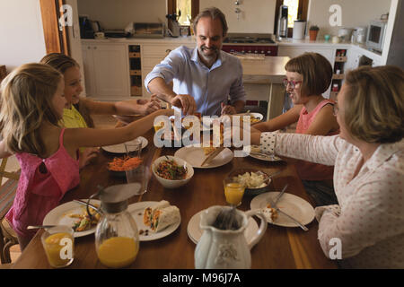 Familie in Pizza in der Küche Stockfoto