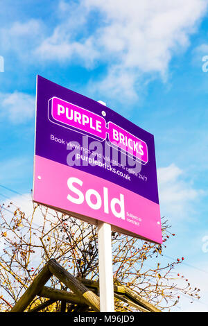 Lila Ziegel purplebricks verkauft Board, lila Ziegel estate agent, lila Ziegel Immobilienmakler Zeichen, lila Ziegel Verkauf board UK, lila Ziegel UK Stockfoto