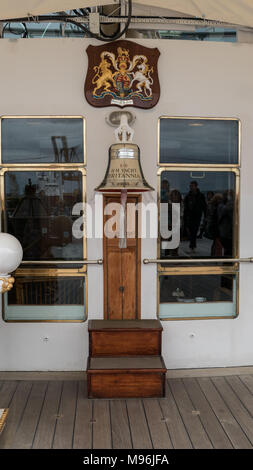 Die Schiffsglocke auf der Veranda Deck von HM Royal Yacht Britannia, die am Ocean Terminal Leith Edinburgh Schottland Großbritannien Anker liegt Stockfoto