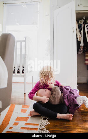 Mädchen mit Baby auf dem Schoß Stockfoto