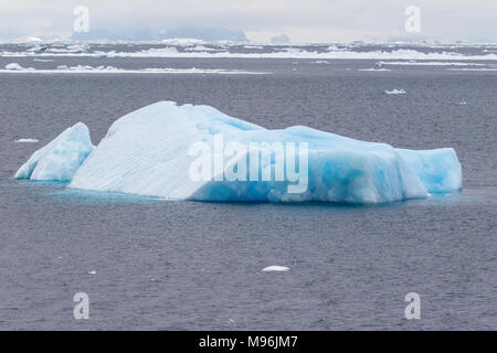 Eisberge mit Blue Ice und brash Eis, Weddellmeer, Antarktis Stockfoto