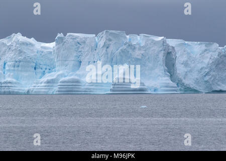 Eisberge mit Blue Ice, Neko Habrour, Antarktische Halbinsel Stockfoto