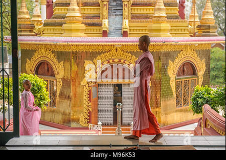 Anfänger Nonnen am Eingang des Buddha Schrein. Sakyadhita Thilashin Nonnenkloster Schule, Sagaing, in der Nähe von Mandalay, Myanmar (Birma) Stockfoto