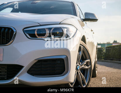 21. März 2018 - London, England. Close-up Vorderansicht eines weißen, erste Serie BMW M 135i Sport Auto. Eleganten und leistungsstarken deutschen Modell auf der Straße geparkt werden. Stockfoto