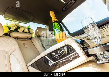 Champagner, Veuve Clicquot Champagner, Flasche Veuve Clicquot Champagner, Champagner Flasche im Auto, Veuve Clicquot, Champagner, Champagner Gläser Stockfoto