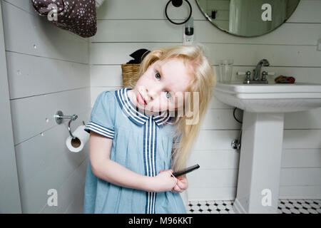 Mädchen bürsten Haare im Bad Stockfoto
