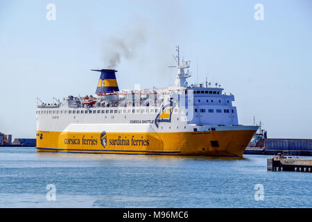 Corsica Ferries Auto- und Passagierfähre Korsika Shuttle in Livorno Hafen Livorno Italien Europa anreisen Stockfoto
