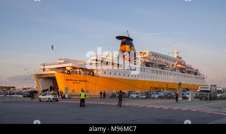 Corsica Ferries Auto- und Passagierfähre Korsika Regina takingn auf Passagiere und Autos in Livorno Hafen Livorno Italien Europa Stockfoto