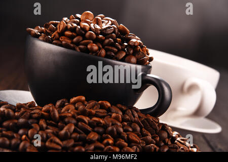Zusammensetzung mit zwei Tassen Kaffee und Bohnen. Stockfoto