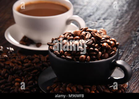 Zusammensetzung mit zwei Tassen Kaffee und Bohnen. Stockfoto