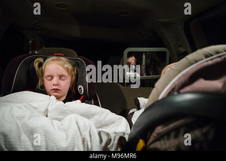 Zwei Kinder schlafen im Auto sitze Stockfoto