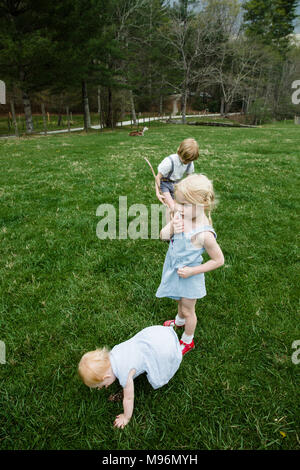 Baby und zwei Kinder in Feld Stockfoto