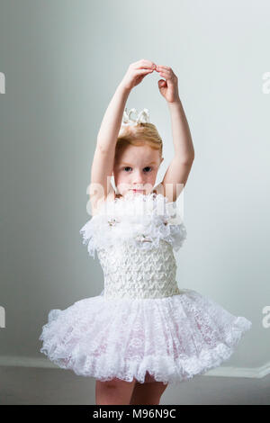 Ballerina Mädchen in weißem Kleid Stockfoto
