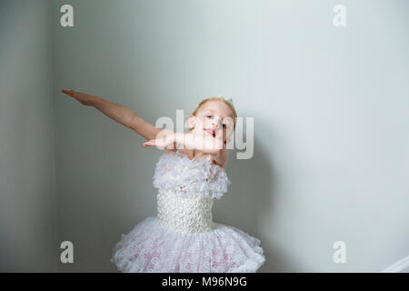 Ballerina Mädchen in weißem Kleid Stockfoto