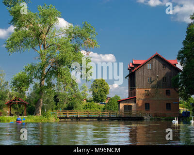 Alte Wassermühle in der Nähe von wojtal Dorf. Fluss Wda canoe Trail. Tuchola Pinienwälder. Provinz Pommern, Polen, Europa. Stockfoto