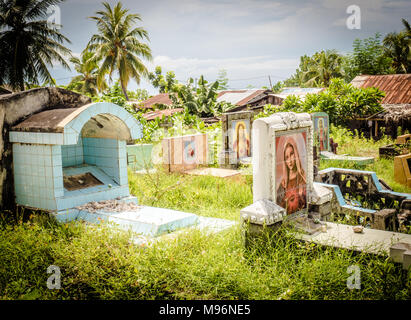 Einen alten, idyllischen tropischen Friedhof in Insel Flores, Kleine Sunda-Inseln, Indonesien. Diese Insel der Kolonie der Portugiesischen Christen untergebracht. Stockfoto