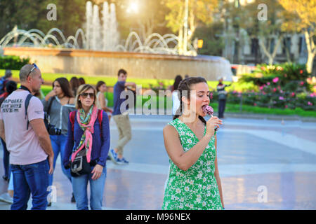 BARCELONA, SPANIEN - 12. OKTOBER 2017: Personen, die Erben in Landmark Plaza Catalunya Stockfoto