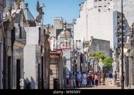 Masse auf der Suche nach einem Grabstein in La Recoleta Friedhof, Viertel Recoleta, Buenos Aires, Argentinien Stockfoto