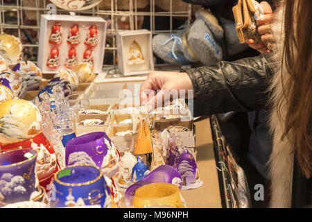 Besucher kaufen Christbaumschmuck auf dem Weihnachtsmarkt Street Market. Hand mit dem Finger zeigt, welche Einrichtung Sie will zu erhalten. Kiosk an der St Stockfoto