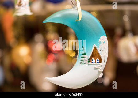 Weihnachtsbaum schmückt mit dekorativer Malerei, Weihnachtsdekoration, Weihnachtsfestzeit, Weihnachtsmarkt, Nahaufnahme, Detailimag Stockfoto