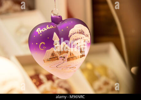 Weihnachtsbaum schmückt mit dekorativer Malerei, Weihnachtsdekoration, Weihnachtsfestzeit, Weihnachtsmarkt, Nahaufnahme, Detailimag Stockfoto