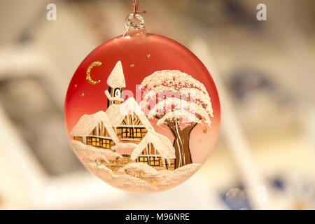 Weihnachtsbaum Verzierung mit dekorativen Malerei, Weihnachtsdekoration, Weihnachten Weihnachten, Weihnachten Abend Markt Stockfoto