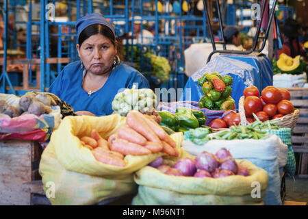 SUCRE, BOLIVIEN - August 07, 2017: Unbekannter bolivianischen Frau Verkauf von Obst und Gemüse am Central Market in Sucre, Bolivien Stockfoto