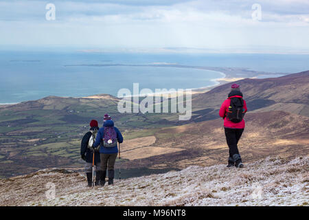 Wanderer auf der Suche nach Norden von Slievanea Berg auf der Halbinsel Dingle in Richtung der Maharees und Dingle in der Grafschaft Kerry, Irland Stockfoto