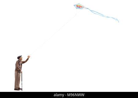 Volle Länge Profil geschossen von einem älteren Mann flying a Kite auf weißem Hintergrund Stockfoto
