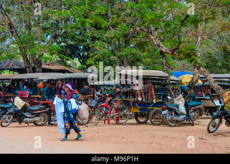 Treiber warten mit ihren geparkten Tuk-tuks (Motorräder mit Anhänger als Taxi eingesetzt) in Kambodscha. Stockfoto