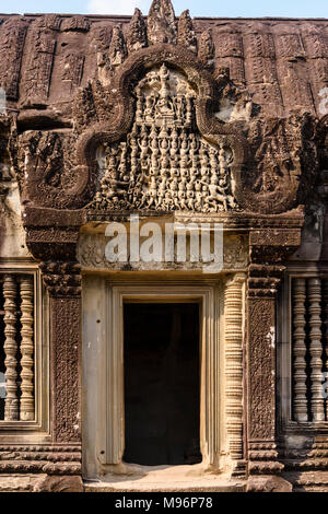 Apsaras (himmlischen Nymphen) Relief bas Schnitzereien über einer Tür auf das UNESCO-Weltkulturerbe Angkor Wat, Siem Reap, Kambodscha Stockfoto