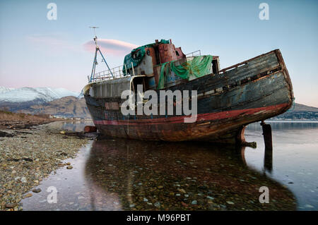 Eine verlassene Fischerboot am Strand von Loch Linnhe, corpach Schottland. Stockfoto