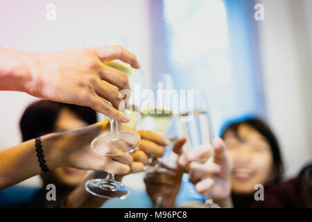 Asiatische Gruppe von Freunden in Partei mit alkoholischen Bier Getränke und jungen Leuten an der Bar toasten Cocktails. Soft Focus genießen Stockfoto