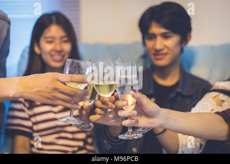 Asiatische Gruppe von Freunden in Partei mit alkoholischen Bier Getränke und jungen Leuten an der Bar toasten Cocktails. Soft Focus genießen Stockfoto